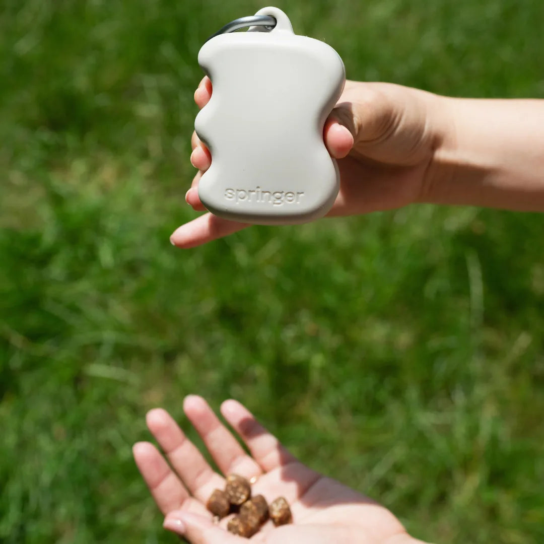Distributeur de friandises en silicone à presser beige